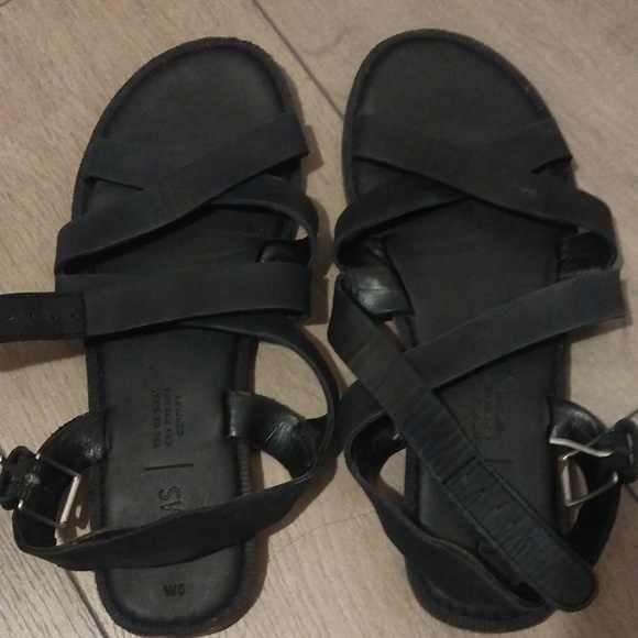 2/15$**TOMS** leather sandals - Picture 1 of 6